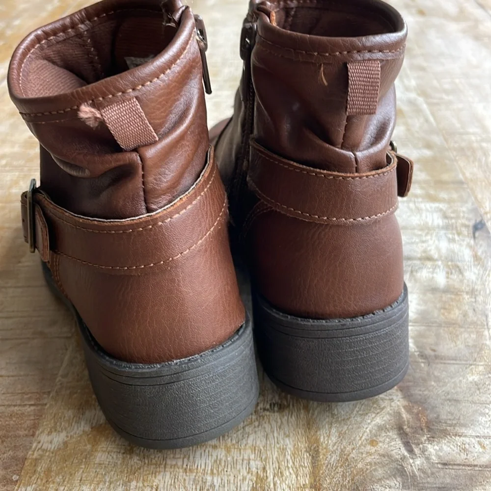 Oshkosh girls booties size 1M